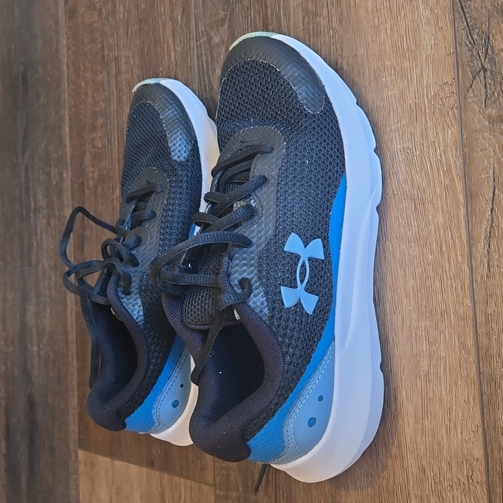 Under Armour Surge boys shoes, EUC